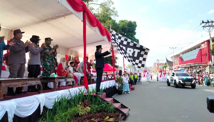 Ribuan Pelajar Bukittinggi Semarakkan Pawai Alegoris HUT RI ke-79