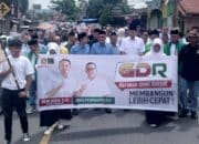 Ribuan Warga Antar Deni - Riko ke KPUD Limapuluh Kota