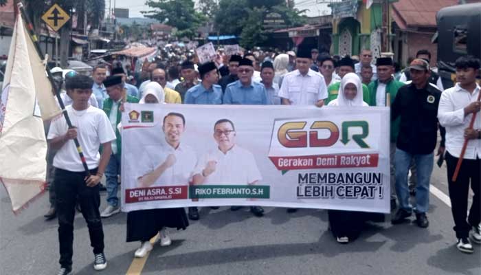 Ribuan Warga Antar Deni – Riko ke KPUD Limapuluh Kota