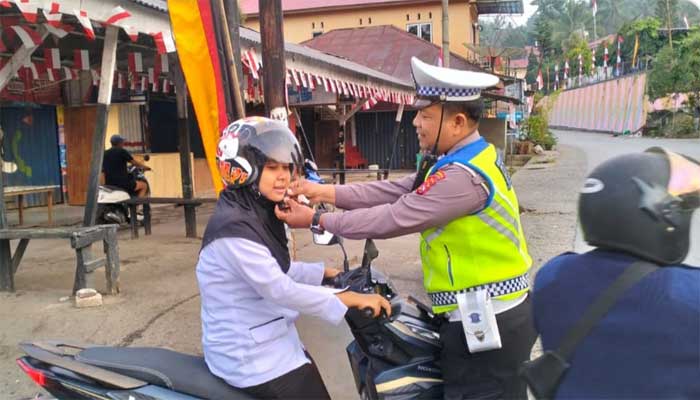 Satlantas Polres Sawahlunto Edukasi Pemasangan Pengait Helm