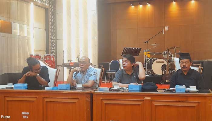 Ketua DPRD Sumbar, Supardi dalam konferensi pers di Rumah Dinasnya