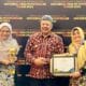 Walikota Solok, Zul Elfian Umar terima penghargaan UHC Awards 2024