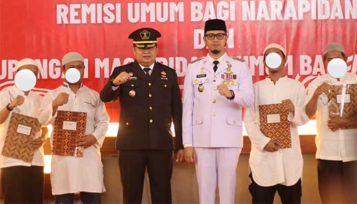 Wali Kota Erman Safar didampingi Kalapas Kelas II A saat penyerahan remisi kepada Warga Binaan Lapas Kelas II A Bukittinggi