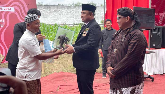 Bupati Sutan Riska serahkan remisi kepada Warga Binaan Lapas Kelas III Dharmasraya