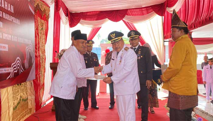 Bupati Agam, Andri Warman serahkan Remisi HUT ke-79 RI kepada Warga Binaan Lapas Lubuk Basung