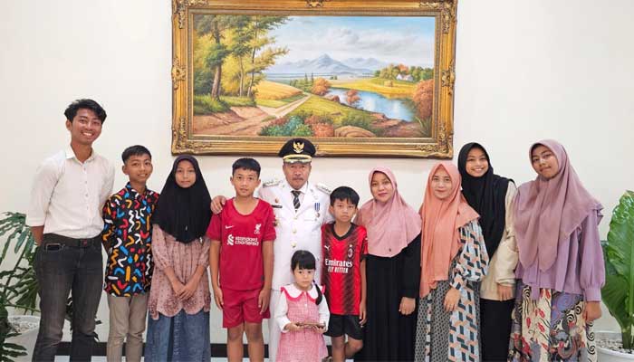 Bupati Agam, Andri Warman bersama anak asuh