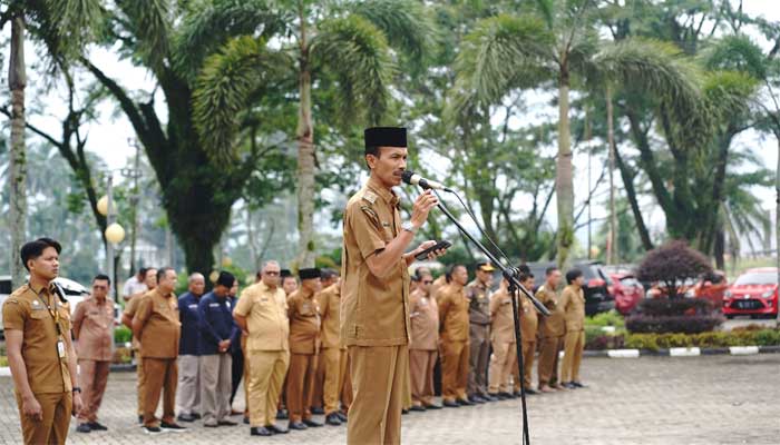 Bupati Solok Selatan, H. Yulian Efi dalam Apel Gabungan ASN