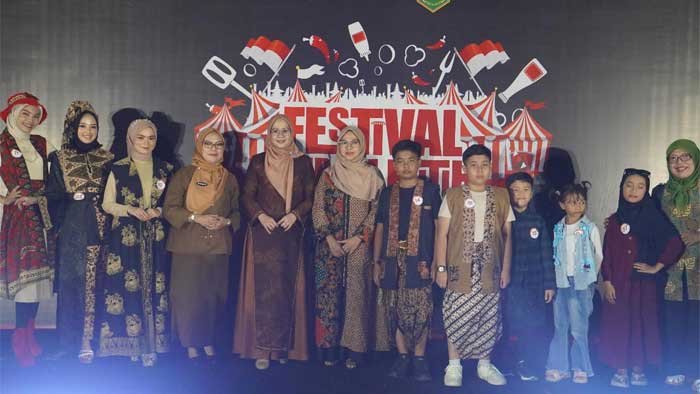 Lomba Fasion Show di Festival Merah Putih Padang Panjang