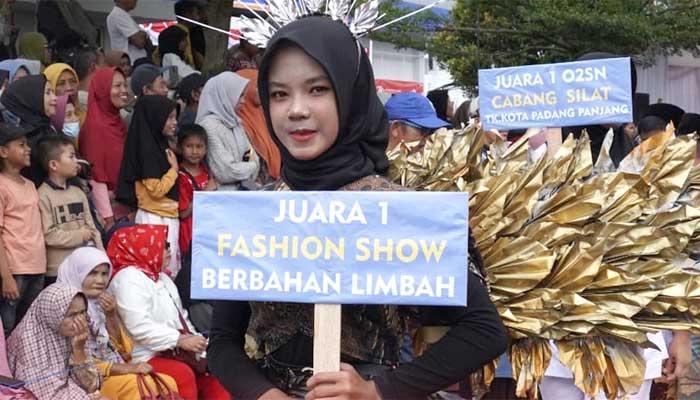 Beragam Penampilan dan Pertunjukan Warnai Pawai Alegoris Padang Panjang 2 Peragaan pakaian barang bekas di pawai alegoris Padang Panjang