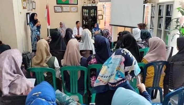 Suasana sharing ilmu dokter spesialis kebidanan bersama ibu hamil di wilayah kerja Puskesmas Sitiung 1