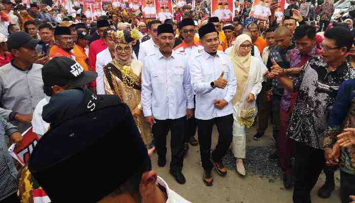 Ribuan Pendukung Antarkan Paslon Sakato Mendaftar ke KPU Limapuluh Kota 1 pasangan calon Bupati dan Wakil Bupati Safni Sikumbang - Ahlul Badrito Resha untuk mendaftar di KPU Limapuluh Kota