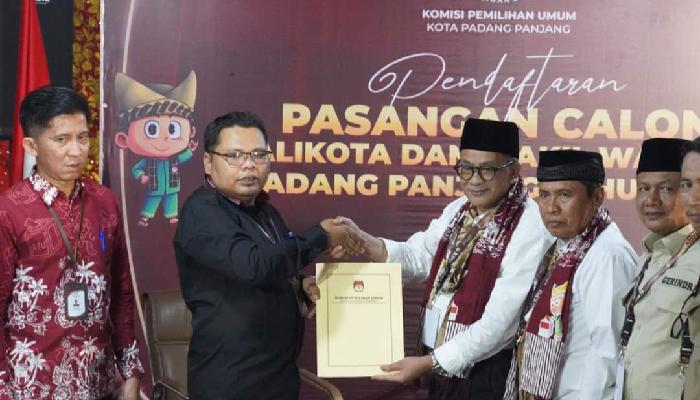 Pasangan Nasrul - Eri Mendaftar ke KPU Padang Panjang 1 Pasangan Nasrul - Eri Mendaftar ke KPU Padang Panjang