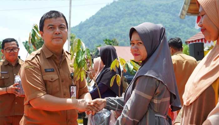 Bupati Solsel Buka Bazar Murah dan Serahkan Bantuan Beras di Pauh Duo 1 Penyerahan Bantuan Beras di Pauh Duo, Solok Selatan