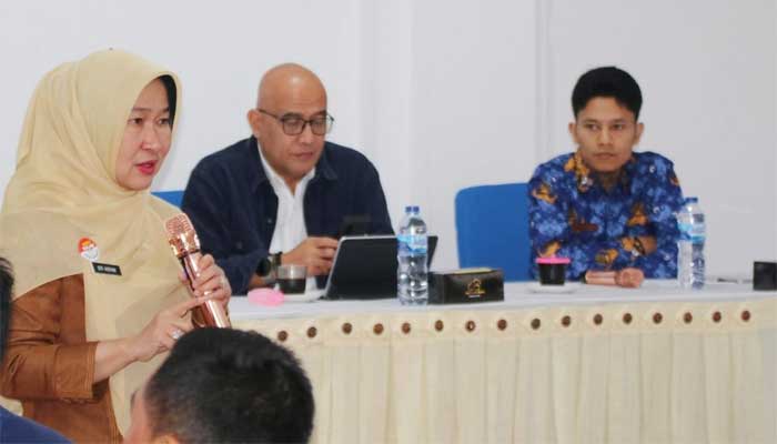 Admin e-Katalog dan Pelaku Usaha Ekonomi Kreatif se-Sumbar Ikuti Bimtek Literasi Digital di Padang Panjang 1 Narasumber dalam kegiatan ini adalah Kepala Diskominfotik Sumbar, Siti Aisyah alam Bimtek Literasi Digital e-Katalog Ekonomi Kreatif, di Gedung Senja Kenangan, Bukit Surungan, Kota Padang Panjang