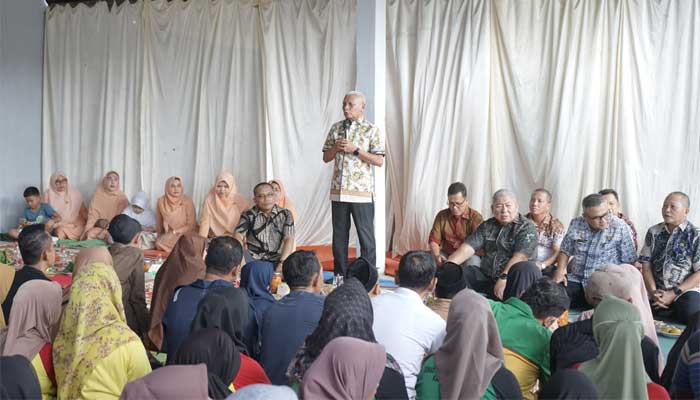 Bupati Asahan Serahkan Pakaian dan Perlengkapan Kerja THL Dinas Lingkungan Hidup