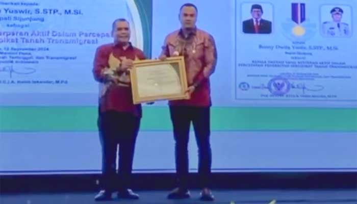 Fasilitasi Penerbitan Sertifikat Tanah Transmigrasi, Bupati Sijunjung Terima Penghargaan dari Kemendes PDTT 1 Fasilitasi Penerbitan Sertifikat Tanah Transmigrasi, Bupati Sijunjung Terima Penghargaan dari Kemendes PDTT