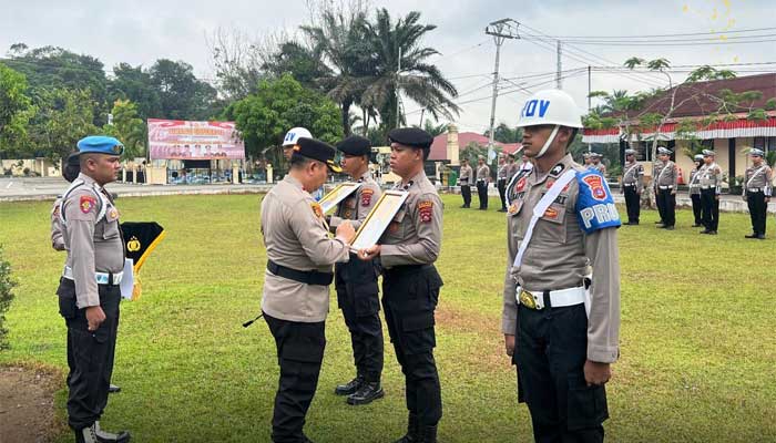 Upacara Terima Pemberhentian Tidak Dengan Hormat Dua Personel Polres Dharmasraya