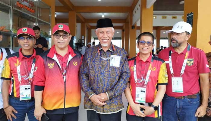 Gubernur Mahyeldi Dampingi Atlet Sumbar pada Pembukaan PON Aceh-Sumut