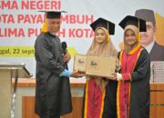 Gubernur Sumbar, Mahyeldi berikan hadiah laptop untuk dua siswi SMA Negeri 2 Payakumbuh yang berhasil menghafal 30 juz Alquran, yakni Thalita Amira dan Kayyisha Syahirra Hanin