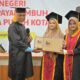 Gubernur Sumbar, Mahyeldi berikan hadiah laptop untuk dua siswi SMA Negeri 2 Payakumbuh yang berhasil menghafal 30 juz Alquran, yakni Thalita Amira dan Kayyisha Syahirra Hanin