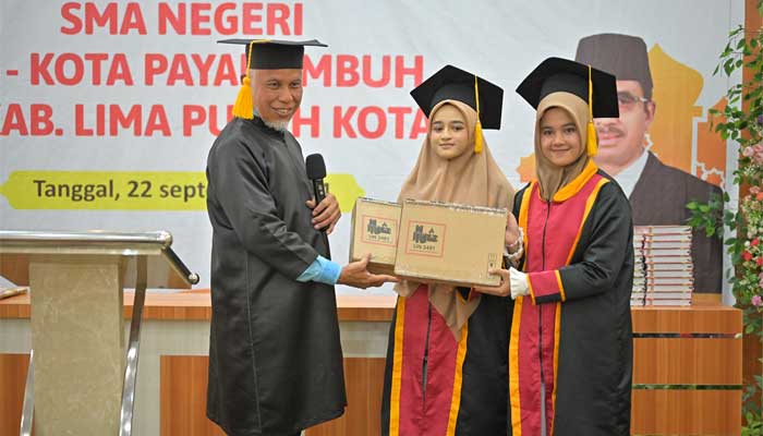Gubernur Sumbar Beri Hadiah Laptop untuk Dua Hafizah 30 Juz Siswi SMA Negeri 2 Payakumbuh
