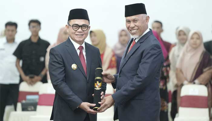 Gubernur Sumbar, Mahyeldi lantik Hani Syopiar Rustam (kiri) sebagai Pjs Wali Kota Bukittinggi