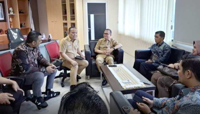 Pjs. Wali Kota Bukittinggi, Hani Syopiar Rustam melakukan pertemuan dengan Bob R. F. Sagala