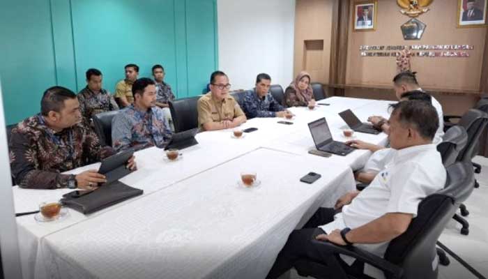 Pjs. Wali Kota Bukittinggi, H. Hani Syopiar Rustam, bersama sejumlah kepala OPD menemui perwakilan Dirjen Perimbangan Keuangan Kementerian Keuangan