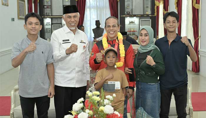 Iwan Samurai dan kelaurga bersama Gubernur Sumbar, Mahyeldi