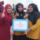 Ketua TP PKK Ny. Yeni Andri Warman serahkan hadiah Jambore Posyandu Kabupaten Agam
