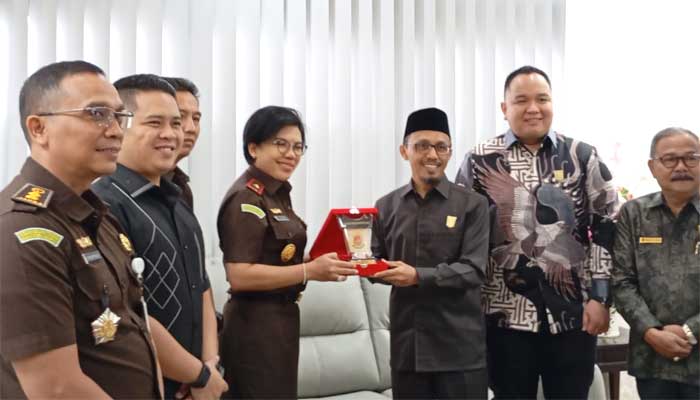 Kajati Yuni Daru Winarsih Silaturahmi dengan Ketua DPRD Sumbar Sementara