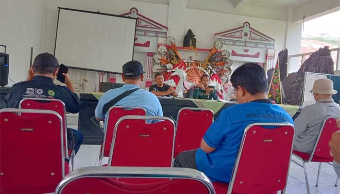 Kepala Dinas Pariwisata Pemuda dan Olah Raga Kota Sawahlunto, Adriyusman, didampingi Kabid Ekraf Meldi Hidayah Marta dalam konferensi Pers terkait Satu Dekade Sawahlunto Internasional Songket Silungkang Carnival (Sissca)