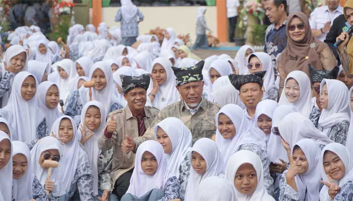 Gubernur Sumbar, Mahyeldi bersama pelajar