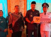 Ketua TP-PKK Kabupaten Sijunjung, Ny. Riri, Bupati Benny Dwifa Yuswir bersama anggota DPRD Provinsi Sumatera Barat, Daswanto saat penyerahan kunci kendaraan roda empat kepada Wali Nagari Sisawah, Restu Syamsepta