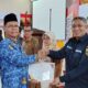 Kepala Disdukcapil Kota Padang Panjang, Rudy Suarman terima penghargaan terbaik 1 Kota Kepemilikan KIA Tertinggi dari Kadis Dukcapil Sumbar, Besri Rahmad, di Balairung Istana Bung Hatta Kota Bukittinggi
