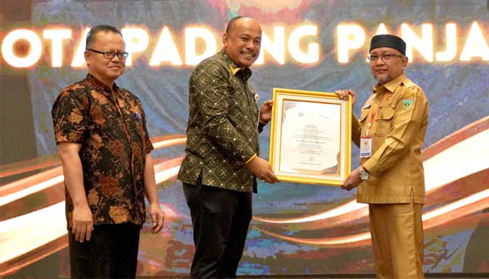 Padang Panjang Raih Tiga Penghargaan, Paritrana Award dari BPJS Ketenagakerjaan serta Penghargaan dari BKN dan KIA 1 Pemko Padang Panjang Raih Paritrana Award 2024