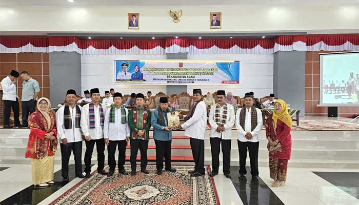 Bupati Agam, Andri Warman serahkan Perpanjangan Masa Jabatan Bamus Nagari