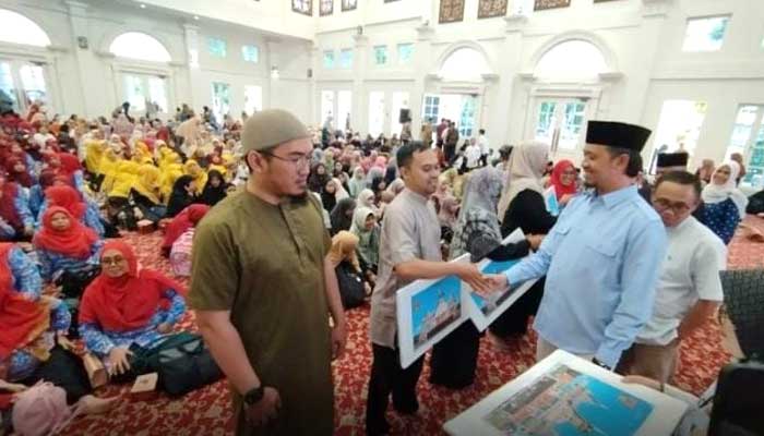 Pemko Bukittinggi Serahkan Bantuan Insentif untuk 1.030 Guru Non PNS