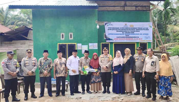 Kapolres Dharmasraya, AKBP Bagus Ikhwan foto bersama usai penyerahan kunci Program Bedah Rumah Tidak Layak Huni, dan Ketua BAZNAS beserta jajarannya
