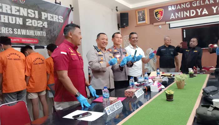 Polres Sawahlunto Tangkap Komplotan Pengedar dan Pemakai Sabu-sabu