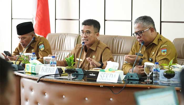 Pjs. Bupati Solok Selatan, Adib Alfikri, memimpin rapat evaluasi pelaksanaan seluruh kegiatan fisik