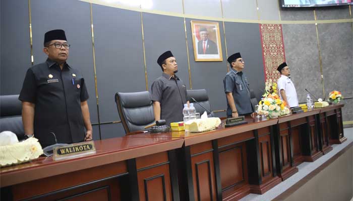 Pimpinan rapat paripurna DPRD Kota Padang