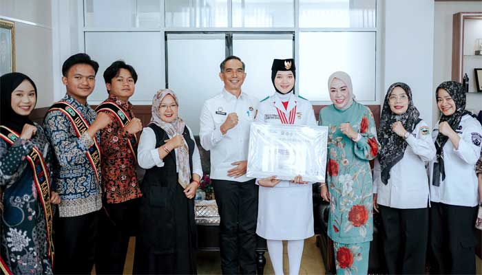 Sekda dan Ketua TP PKK Kabupaten Solok Sambut Maulia Permata Sari, Anggota Paskibraka di IKN 1 Sekda Medison, Ketua TP PKK, Ny. Emiko bersama Duta Genre sambut kepulangan Maulia Permata Sari, Anggota Paskibraka Kabupaten Solok di IKN