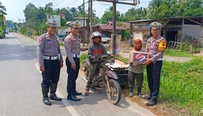 Satlantas Polres Dharmasraya Berbagi Bantuan Sembako