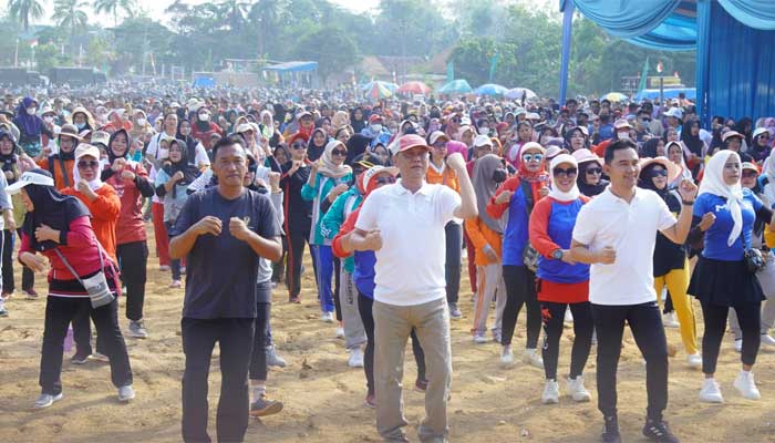 Wakil Bupati Way Kanan bersama Ribuan Peserta Ikuti Senam Sehat Bersama di Way Tuba