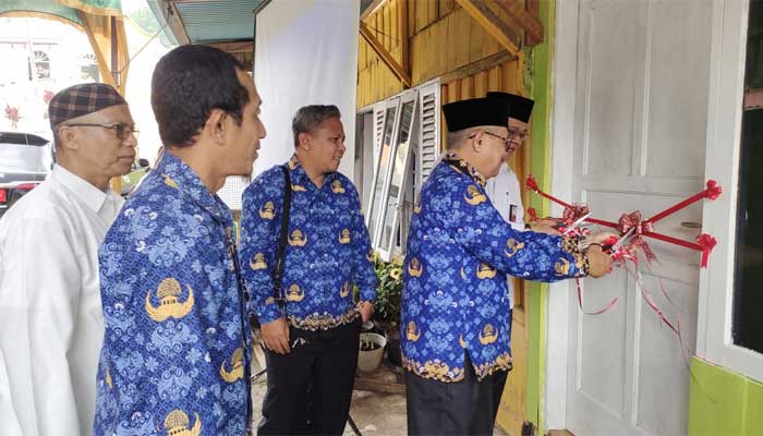 Tasyakuran Berkah Wakaf (Benahi Rumah Kaum Dhuafa) Kemenag Kota Sawahlunto di kediaman Sari di Pasar Baru Durian Kelurahan Durian 1, Kecamatan Barangin