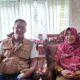 Ketua Umum Lembaga Kontrol Advokasi Elang Indonesia (LKAEI), Wisran bersama Kepala SMAN 4 Kota Payakumbuh, Arneti Gustati