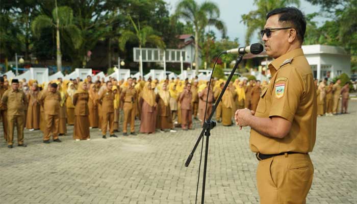 Bupati Khairunas saat memimpin Apel Gabungan ASN di Lingkungan Pemerintah Kabupaten Solok Selatan