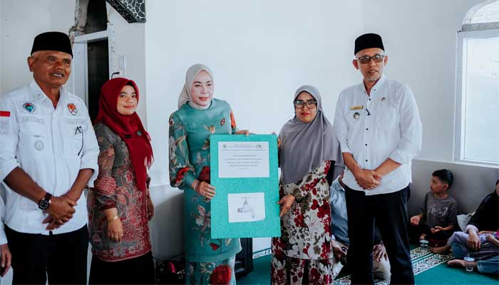 Masyarakat Panarian Nagari Talang Terima Bantuan Pengadaan Air Bersih dari Pemkab Solok 1 Ketua TP-PKK Kabupaten Solok, Ny. Emiko serahkan Bantuan Pemakaian Air Bersih untuk Masyarakat di Jorong Panarian, Nagari Talang
