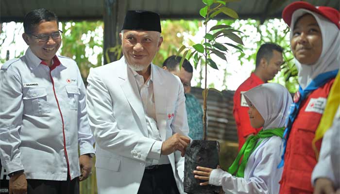 Gubernur Mahyeldi dalam Apel Peringatan HUT ke-79 PMI tingkat Sumbar di Bumi Perkemahan Lubuk Minturun Kota Padang